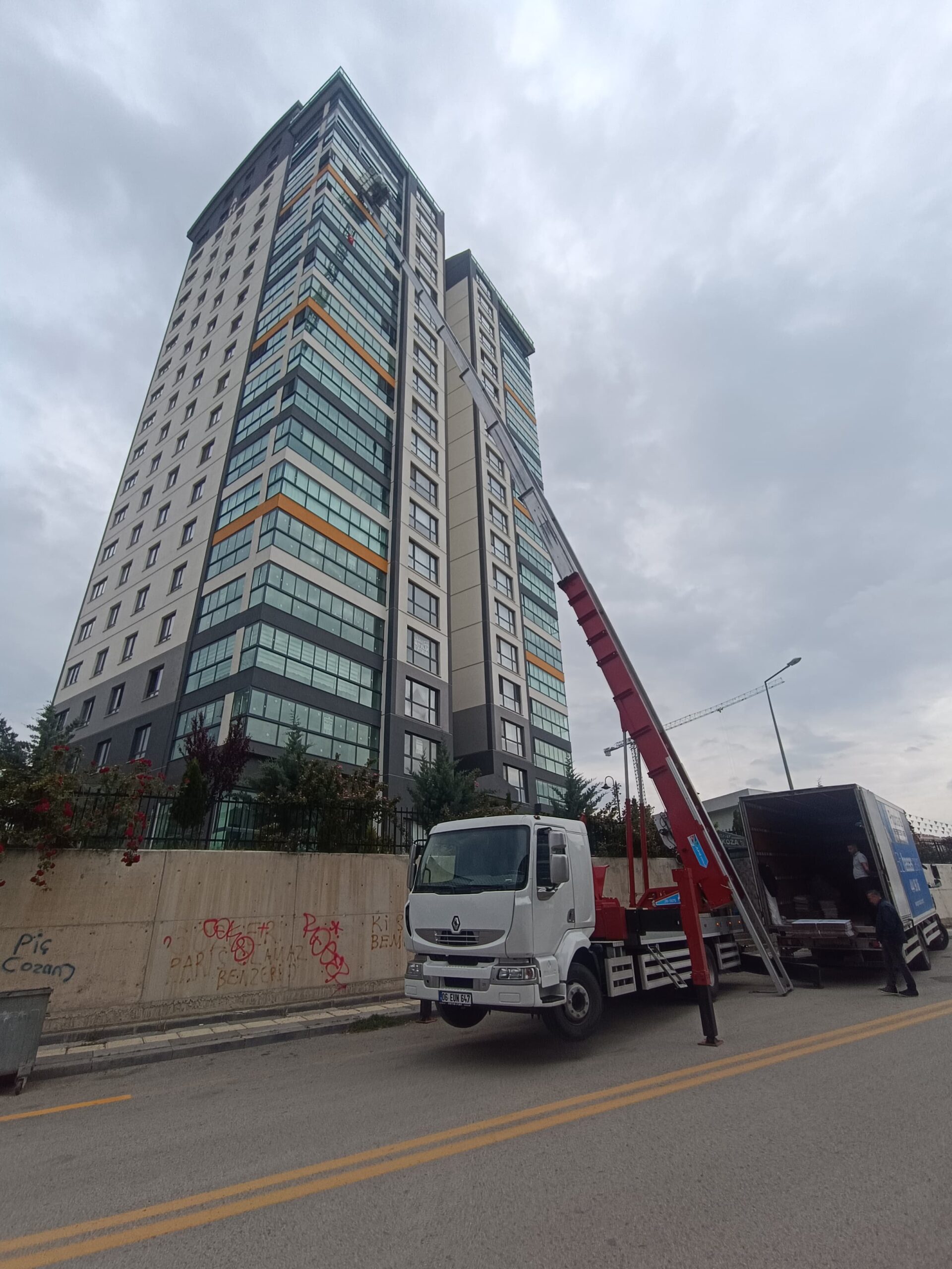 Gölbaşı asansör kiralama hizmeti için mobil asansör aracı